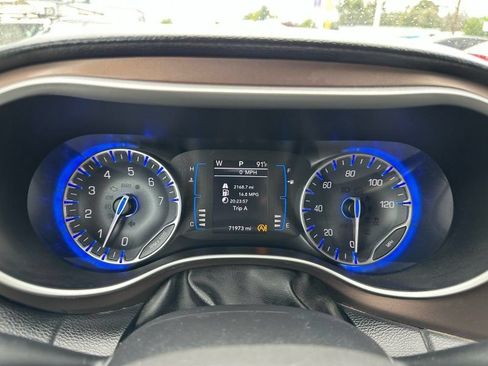Used 2017 Chrysler Pacifica Touring-L FWD image 21