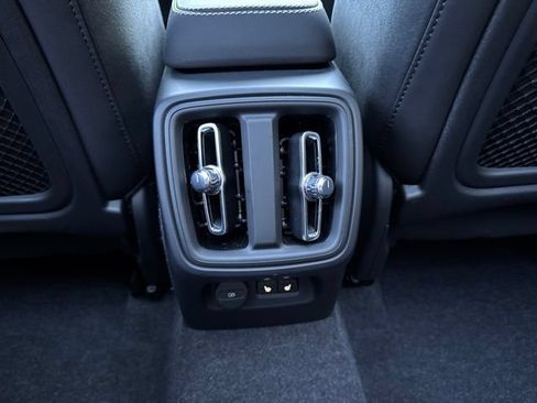 Certified 2025 Volvo XC40 B5 Plus AWD/4WD image 17