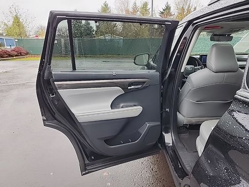 Used 2021 Toyota Highlander Platinum image 50