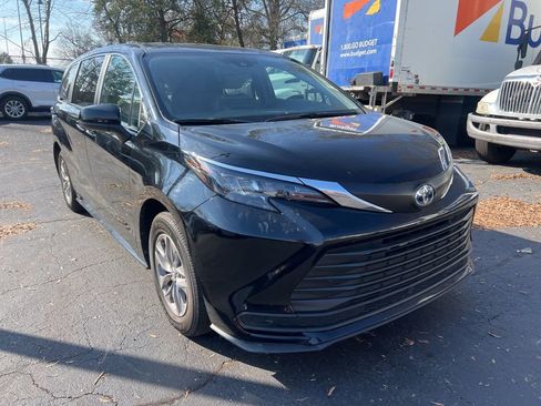 Used 2025 Toyota Sienna LE image 3