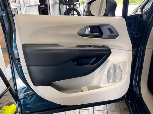 Used 2023 Chrysler Pacifica Touring-L FWD image 2
