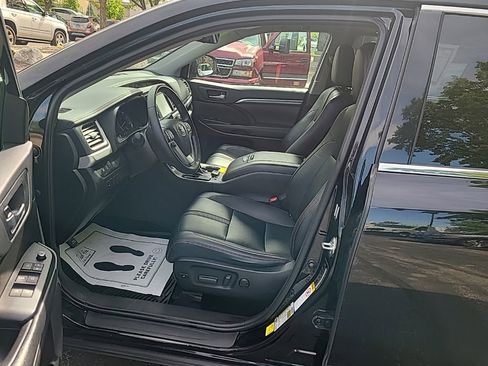 Used 2019 Toyota Highlander SE AWD/4WD image 14