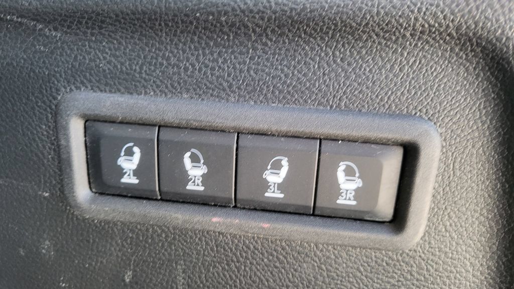 Used 2024 Jeep Wagoneer L Series II w/ Flexible Seating Group RWD image 16