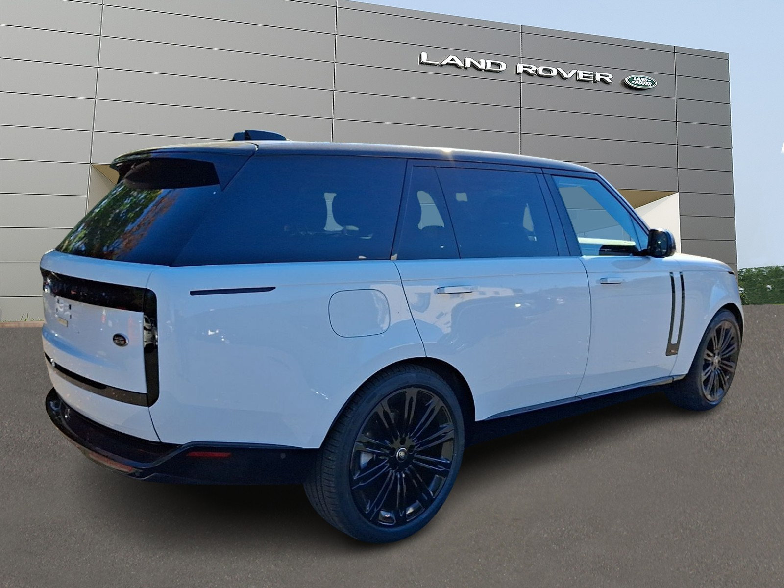 Used 2023 Land Rover Range Rover Long Wheelbase SE AWD/4WD image 2