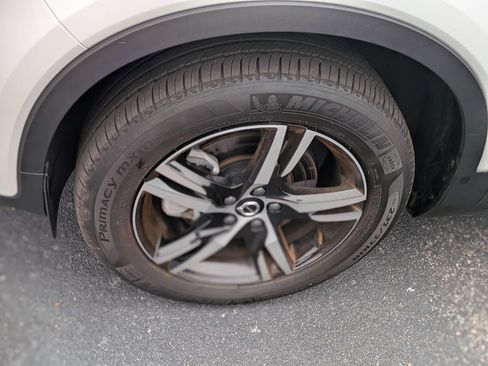 Used 2025 Volvo XC40 B5 Core image 12