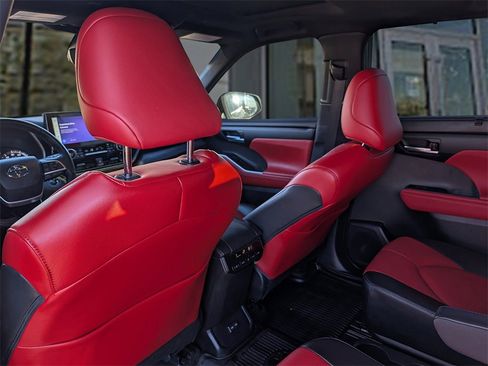 Used 2023 Toyota Highlander XSE image 13