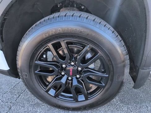 Used 2024 GMC Sierra 1500 Elevation AWD/4WD image 9