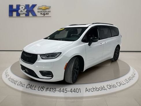 Used 2025 Chrysler Pacifica Limited FWD image 3