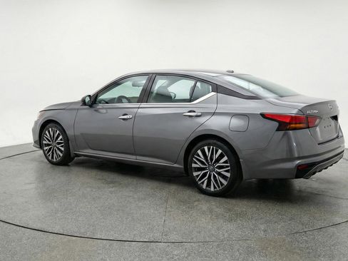 Used 2025 Nissan Altima 2.5 SV image 6