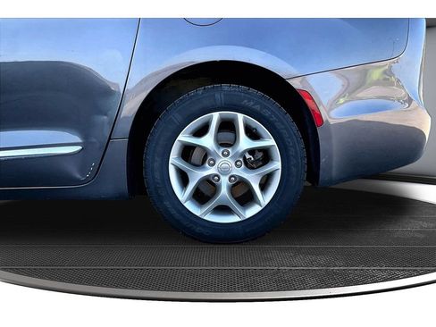 Used 2020 Chrysler Pacifica Limited FWD image 41