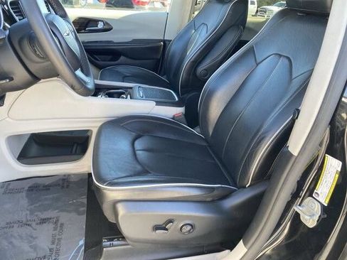 Certified 2023 Chrysler Pacifica Limited image 9