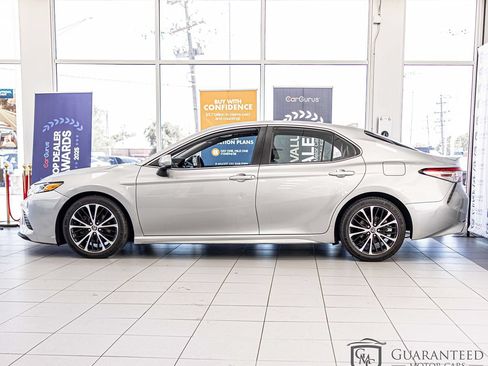 Used 2020 Toyota Camry SE FWD image 6