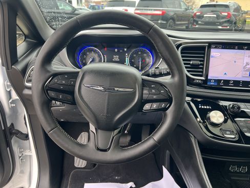 Used 2025 Chrysler Pacifica Limited image 18