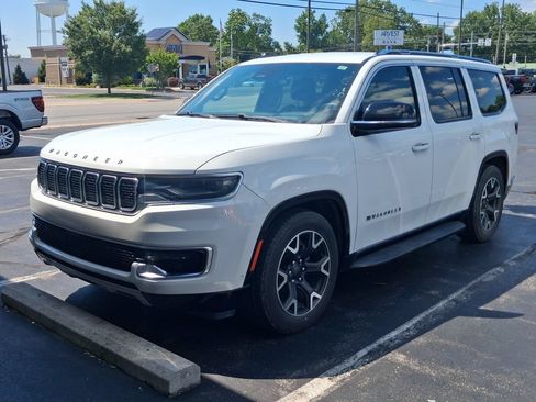 Used 2023 Jeep Wagoneer Series III w/ Preferred Equipment Group AWD/4WD image 2