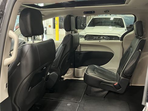 Used 2023 Chrysler Pacifica Limited FWD image 13