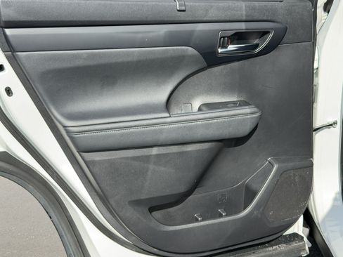 Used 2023 Toyota Highlander XLE AWD/4WD image 30