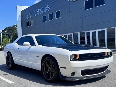 Used 2019 Dodge Challenger R/T RWD image 1