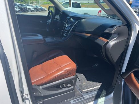 Used 2020 Cadillac Escalade ESV Premium Luxury RWD image 12