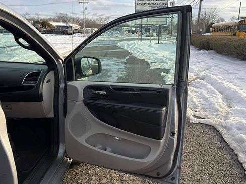 Used 2017 Dodge Grand Caravan SXT image 30