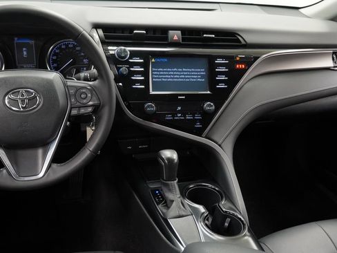 Used 2020 Toyota Camry SE FWD image 23