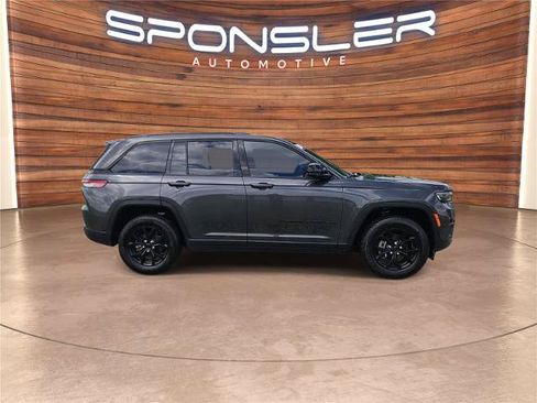 Used 2024 Jeep Grand Cherokee Altitude AWD/4WD image 8