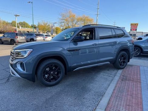 New 2026 Volkswagen Atlas Peak Edition image 3