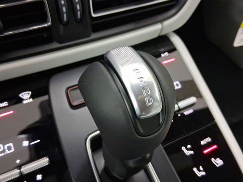 Used 2026 Porsche Macan AWD/4WD image 23