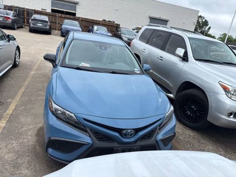 Used 2024 Toyota Camry SE image 2