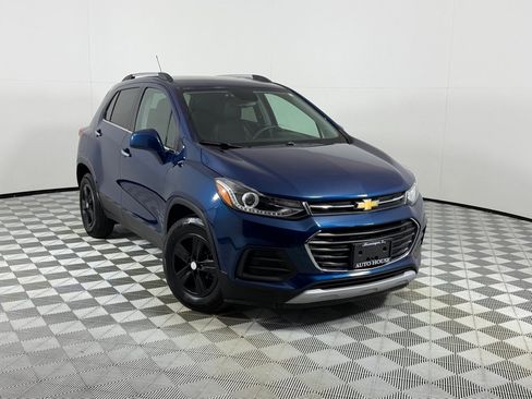 Used 2020 Chevrolet Trax LT w/ Driver Confidence Package FWD image 2