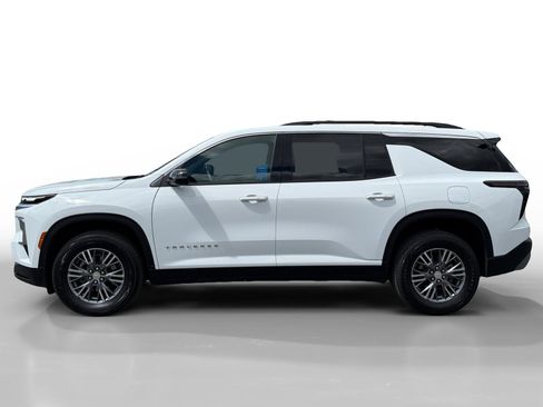 Used 2025 Chevrolet Traverse LT AWD/4WD image 2