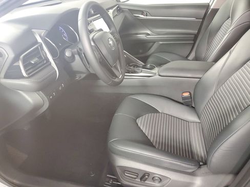 Used 2020 Toyota Camry SE image 11