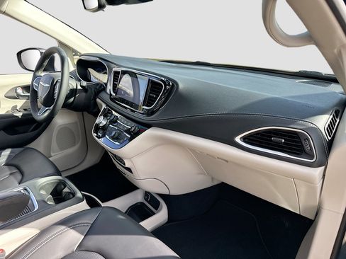 Used 2023 Chrysler Pacifica Touring-L image 28