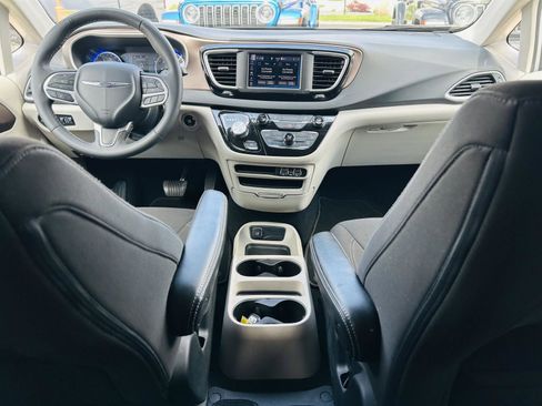 Used 2023 Chrysler Voyager LX FWD image 22