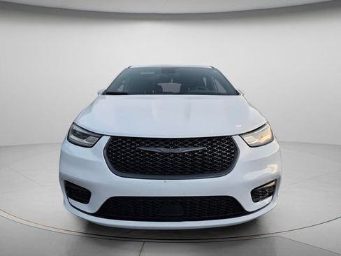 Used 2022 Chrysler Pacifica Limited w/ Uconnect Theater Family Group FWD image 3