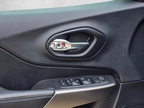 Used 2019 Jeep Cherokee Latitude Plus FWD image 9
