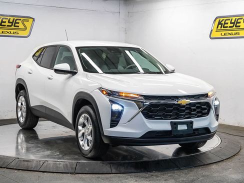 Used 2024 Chevrolet Trax LS w/ LS Convenience Package FWD image 5