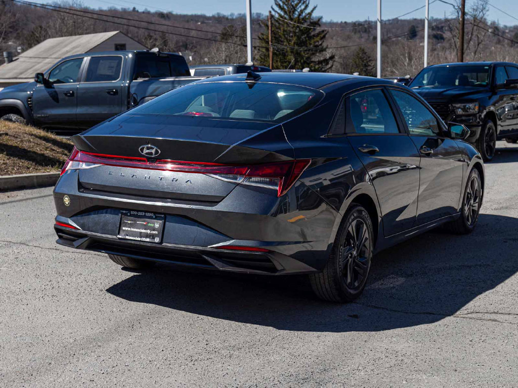 Used 2023 Hyundai Elantra SEL w/ Cargo Package FWD image 4