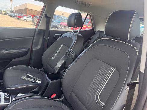 Used 2022 Hyundai Venue Limited FWD image 9