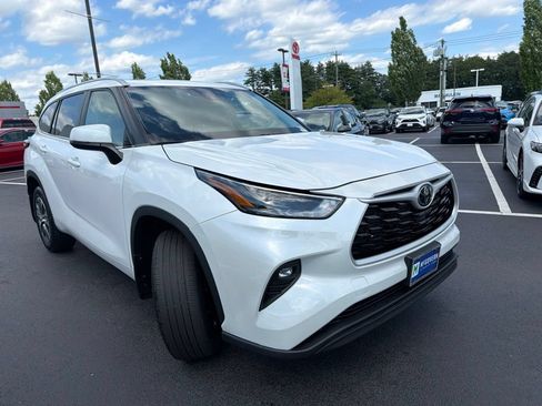Used 2023 Toyota Highlander XLE AWD/4WD image 3