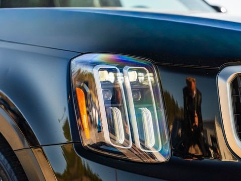 Used 2023 Kia Telluride EX w/ EX Captain's Chair Package image 10