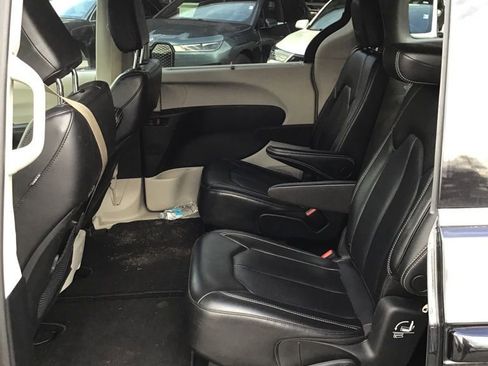 Used 2023 Chrysler Pacifica Touring-L image 5