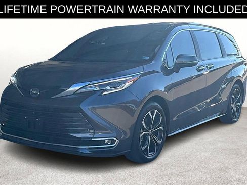 Used 2025 Toyota Sienna Platinum image 10