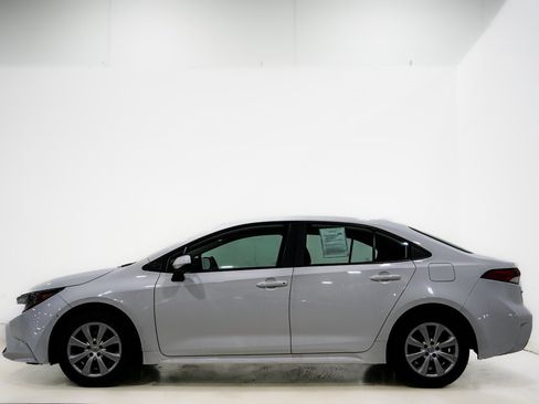Used 2022 Toyota Corolla LE image 5