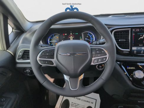 Used 2025 Chrysler Pacifica Select image 14