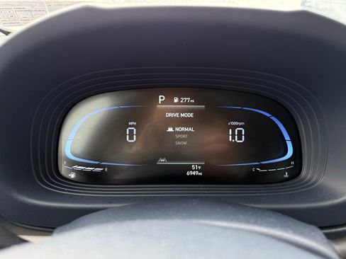 Used 2025 Hyundai Venue Limited image 9