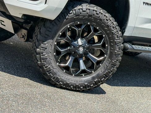 Used 2022 Chevrolet Tahoe Z71 w/ Luxury Package AWD/4WD image 5