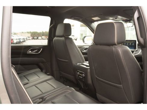 Used 2024 Chevrolet Suburban Premier image 16