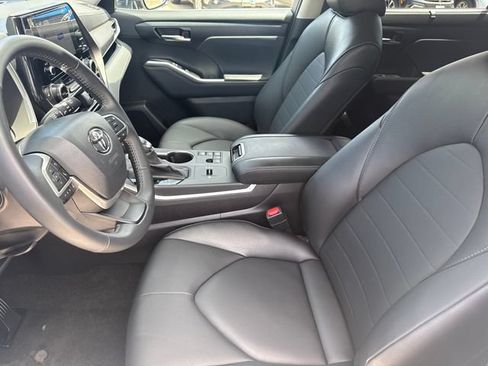 Used 2025 Toyota Highlander XLE FWD image 13