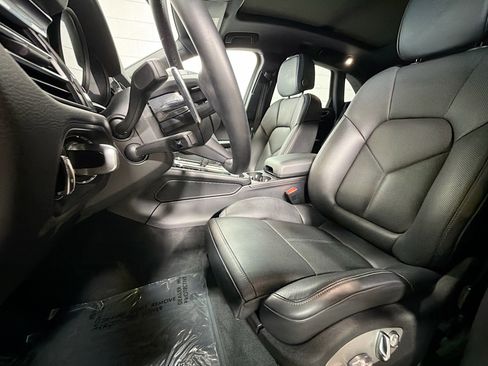 Certified 2025 Porsche Macan image 5
