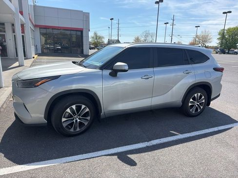 Used 2024 Toyota Highlander XLE image 1